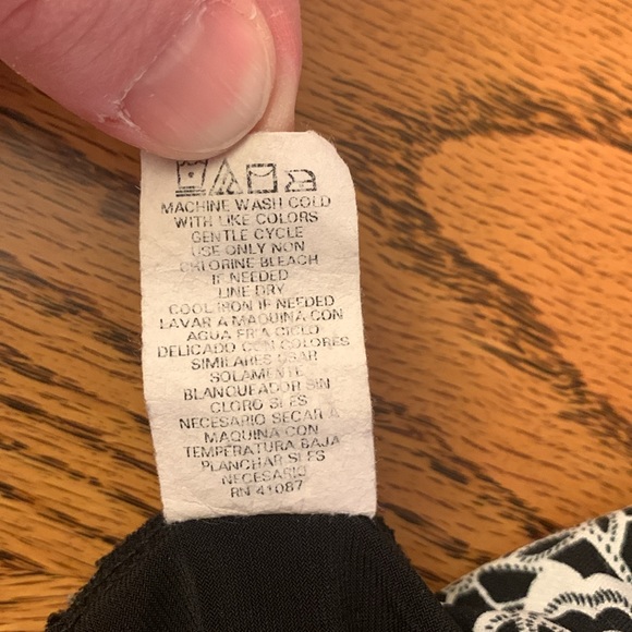 Modest Briggs New York 3/4 sleeve black and white flower shirt - Picture 9 of 10